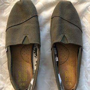 Toms olive green canvas classic